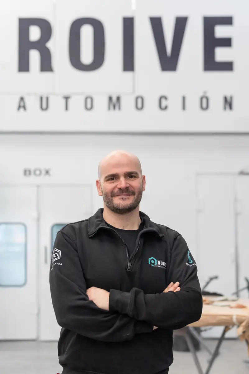 Técnico del equipo de Roive Automoción