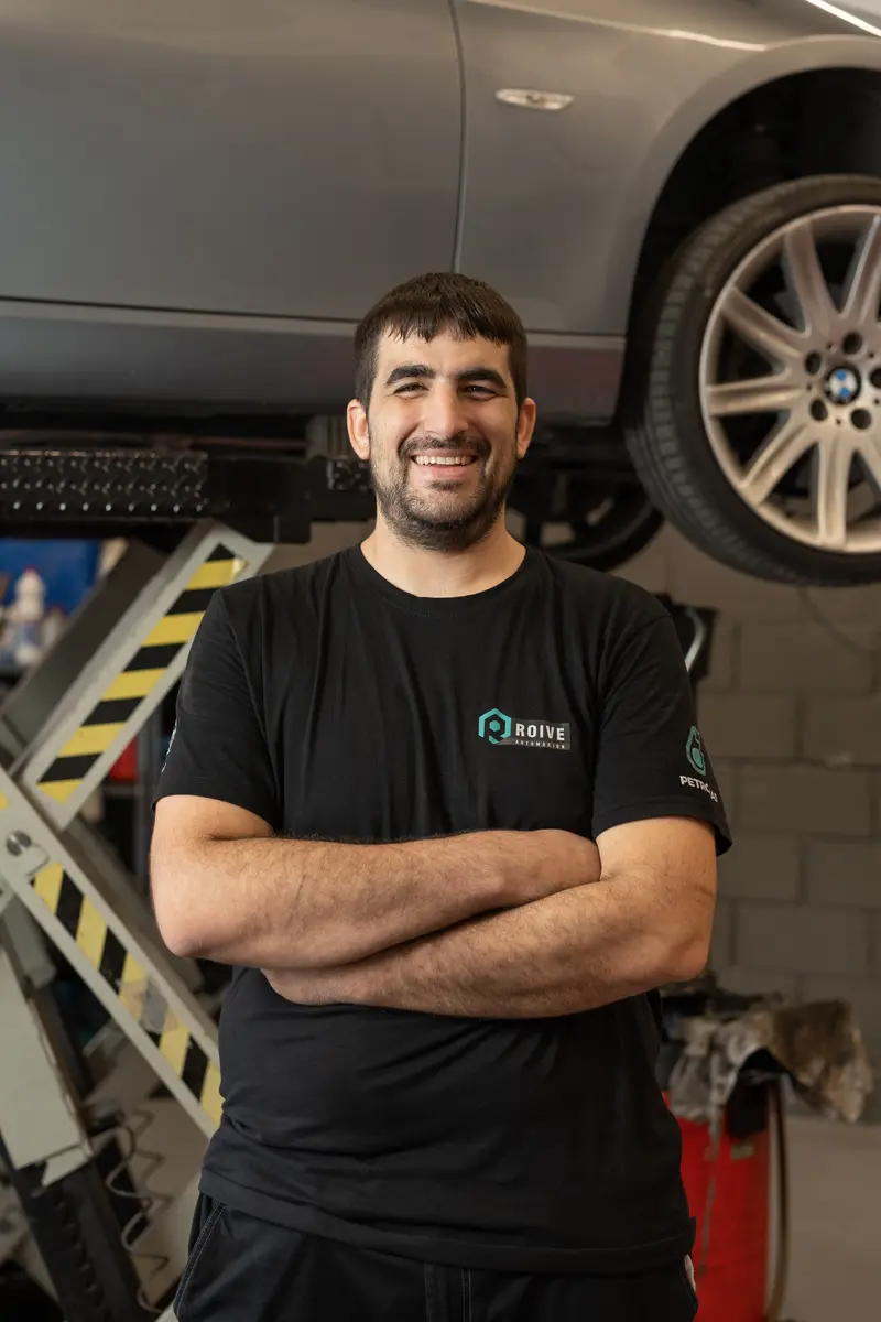 Mecánico del equipo de Roive Automoción